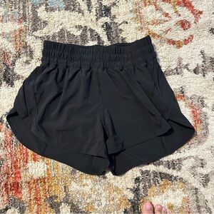 EUC Lululemon Hotty hot high rise lined short 2.5”